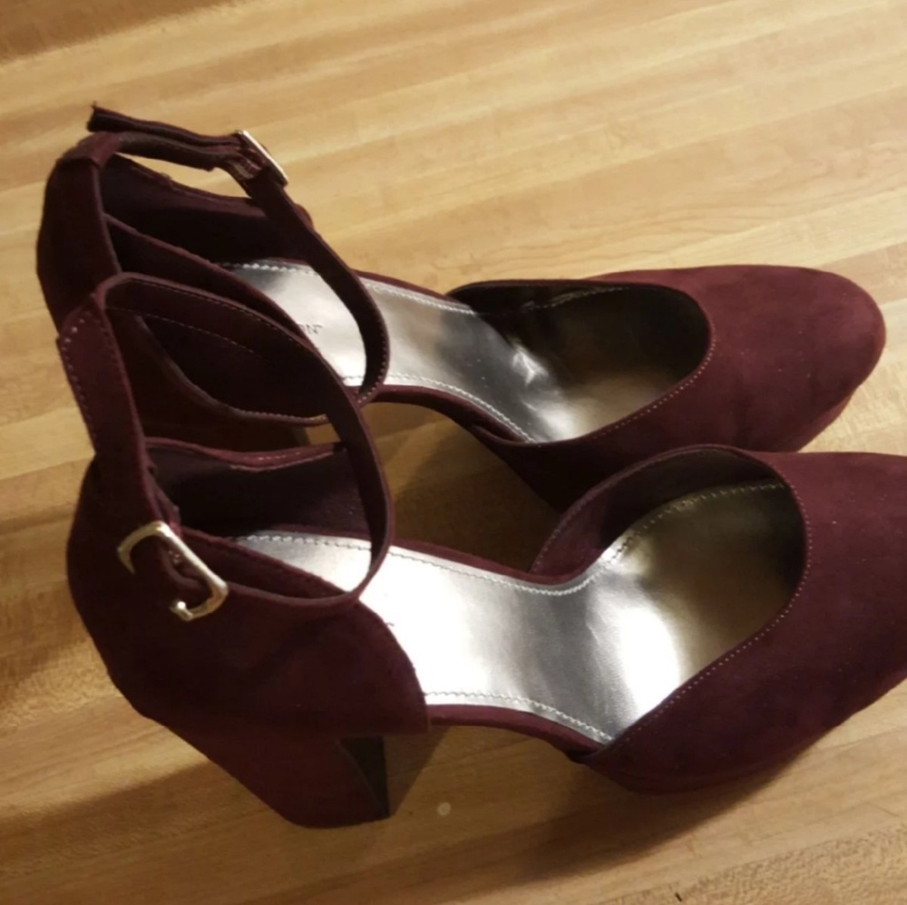 A PAIR WOMEN  BURGGUNDY HEELS - Picture 2 of 4